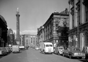 Uitzicht op Grey Street richting Greys Monument, Newcastle upon Tyne, oktober 1955